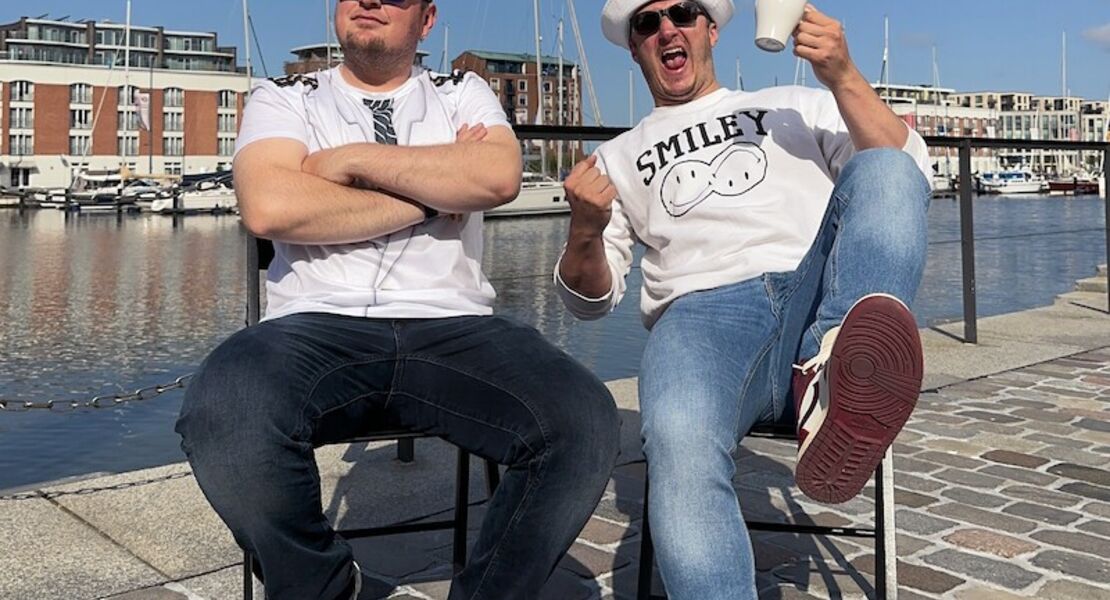 manner-die-aufs-wasser-starren-live