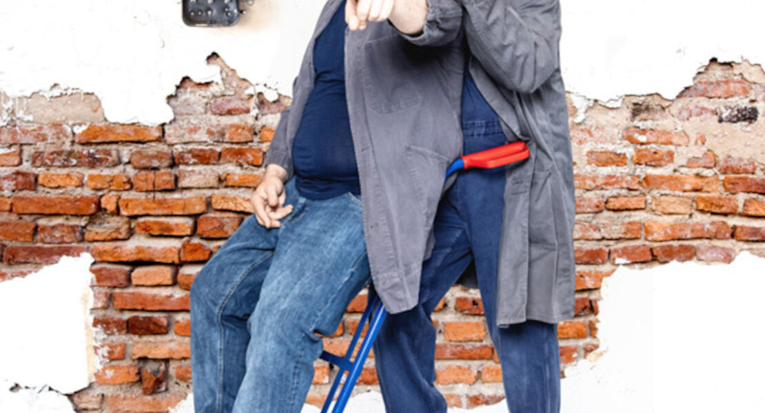 die-hausmeister-eine-komodie-uber-helden-mit-prufgerat