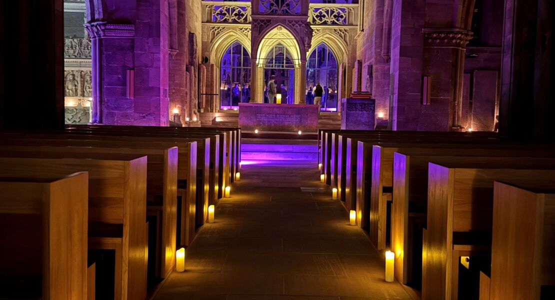 zur-nacht-kirchenfuhrung-bei-kerzenschein