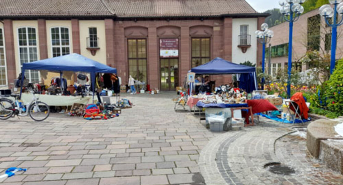 flohmarkt-auf-dem-marktplatz-in-bad-liebenzell