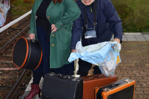 Frau Sonntag und ihr ständiger Begleiter -  Urlaub nutzt nix