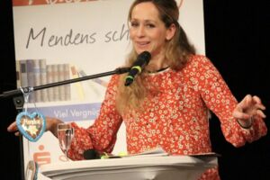 Tamina Kallert, die Füße im Sand, die Nase im Wind