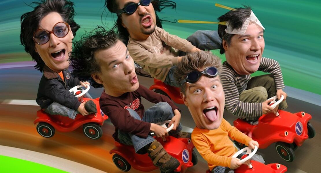 u-bahn-kontrollore-in-tiefgefrorenen-frauenkleidern