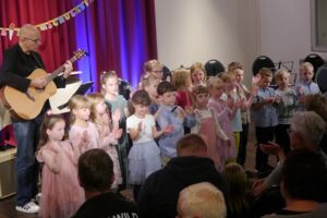 Musikschüler spielen für die Jüngsten