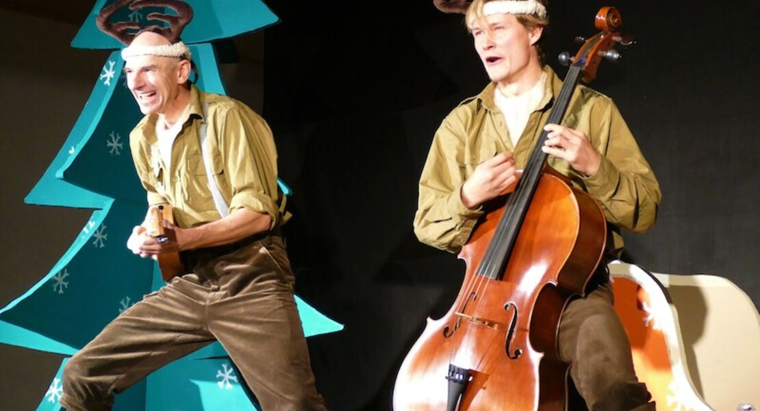 theater-marz-alle-jahre-wieder-zwei-rentiere-singen-weihnachtslieder