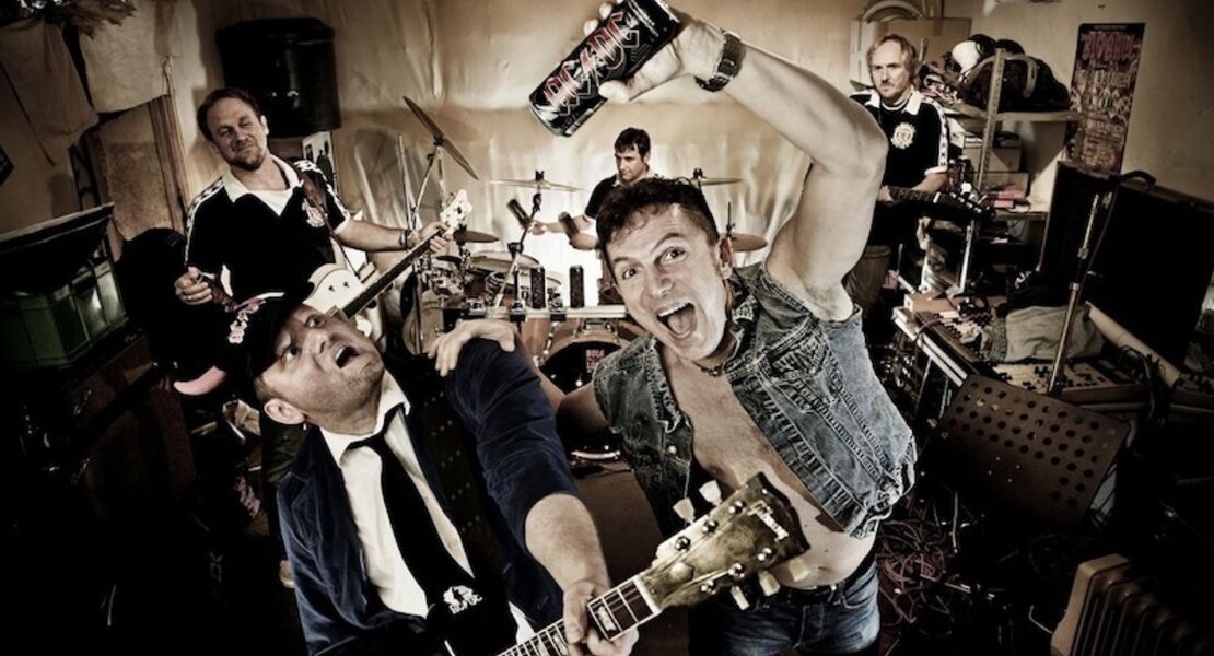 hole-full-of-love-a-tribute-to-70s-acdc-support-roach-resort