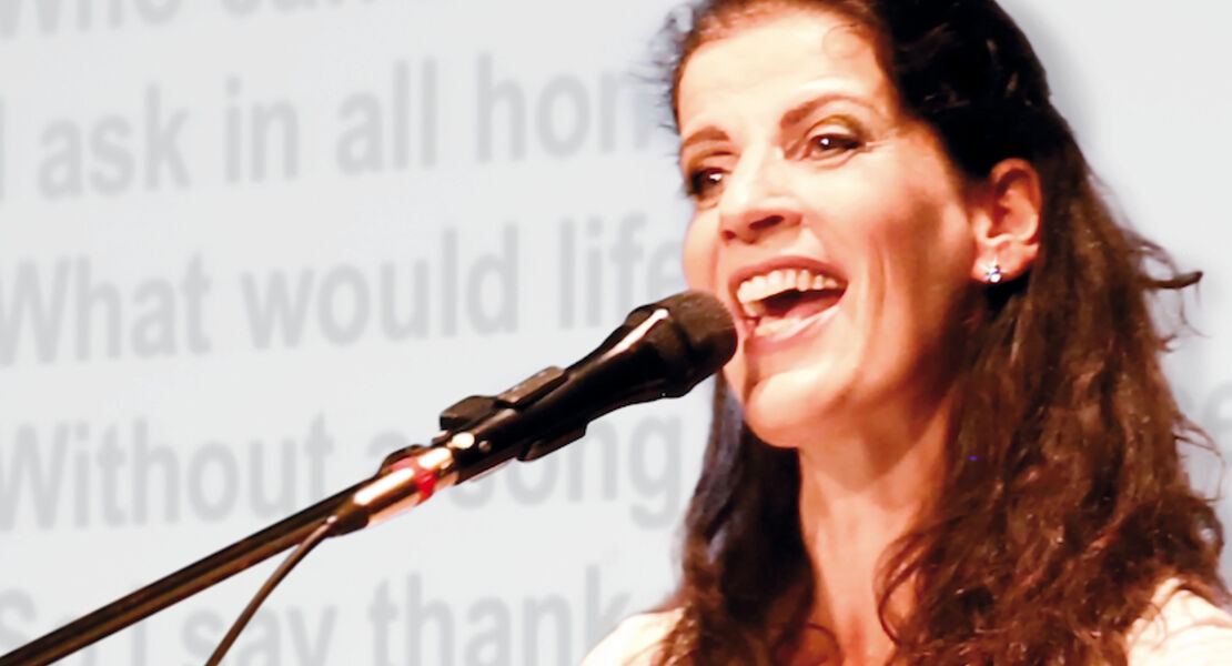 frau-hopker-bittet-zum-gesang-das-mitsingkonzert