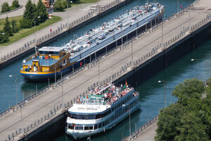 Iffezheimfahrt - Staustufe Iffezheim und zurück, Schleusung unter Vorbehalt.