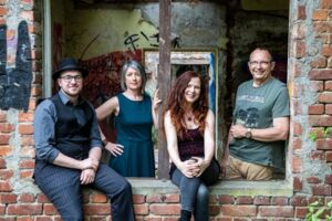 Irish Folk Cara & Cormac Byrne