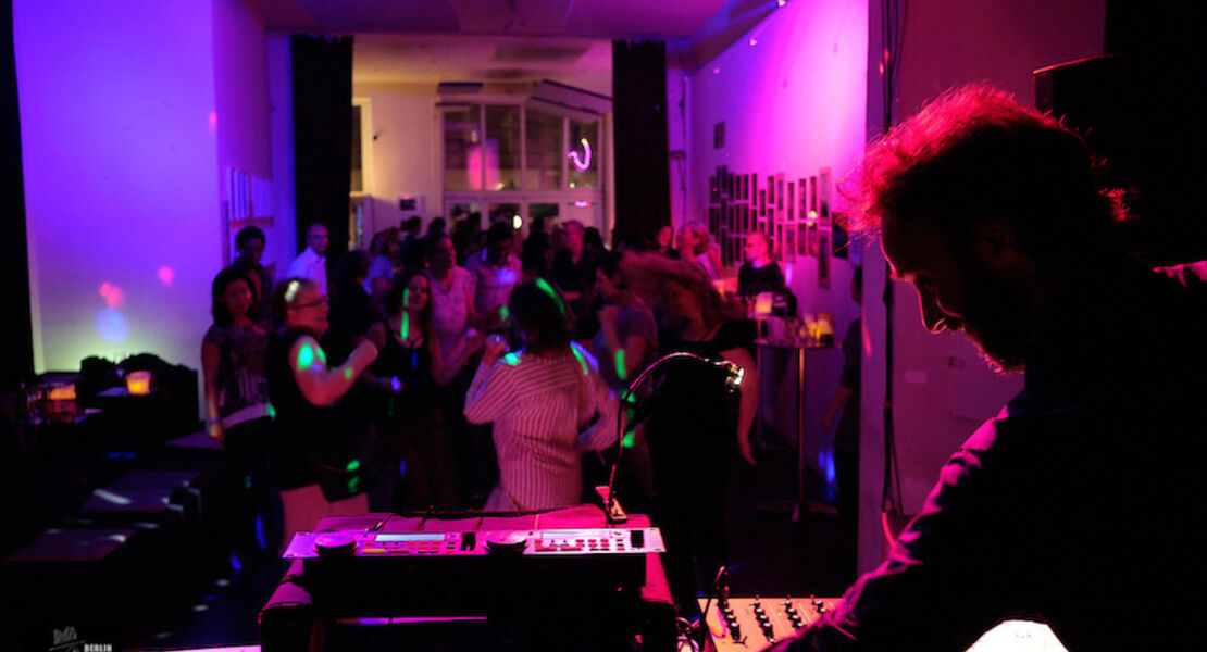 die-early-bird-party-der-fruhe-vogel-tanzt-den-beat