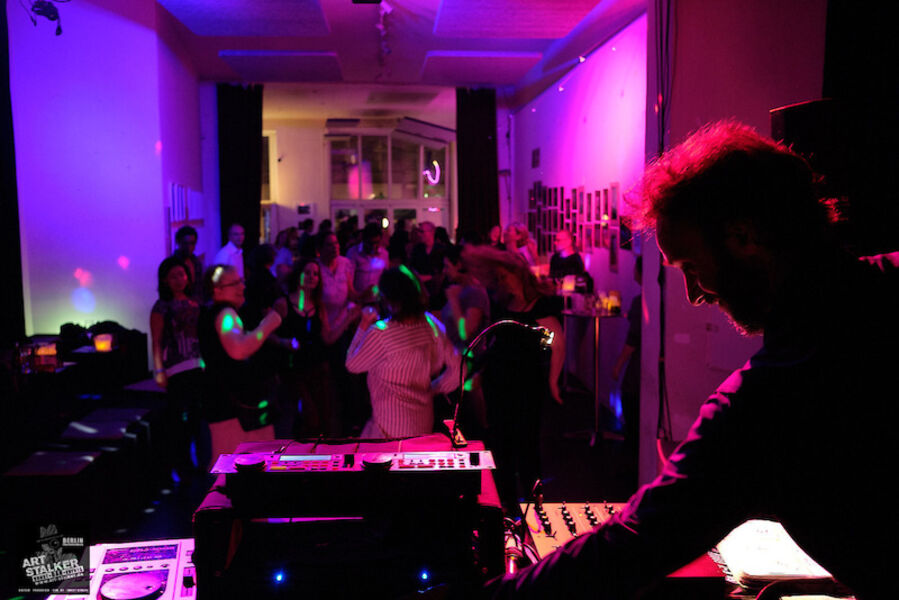 die-early-bird-party-der-fruhe-vogel-tanzt-den-beat