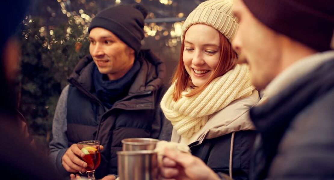 in-gluhwein-veritas-warmender-winter-spaziergang-durch-freiburgs-altstadt-mit-gluhwein