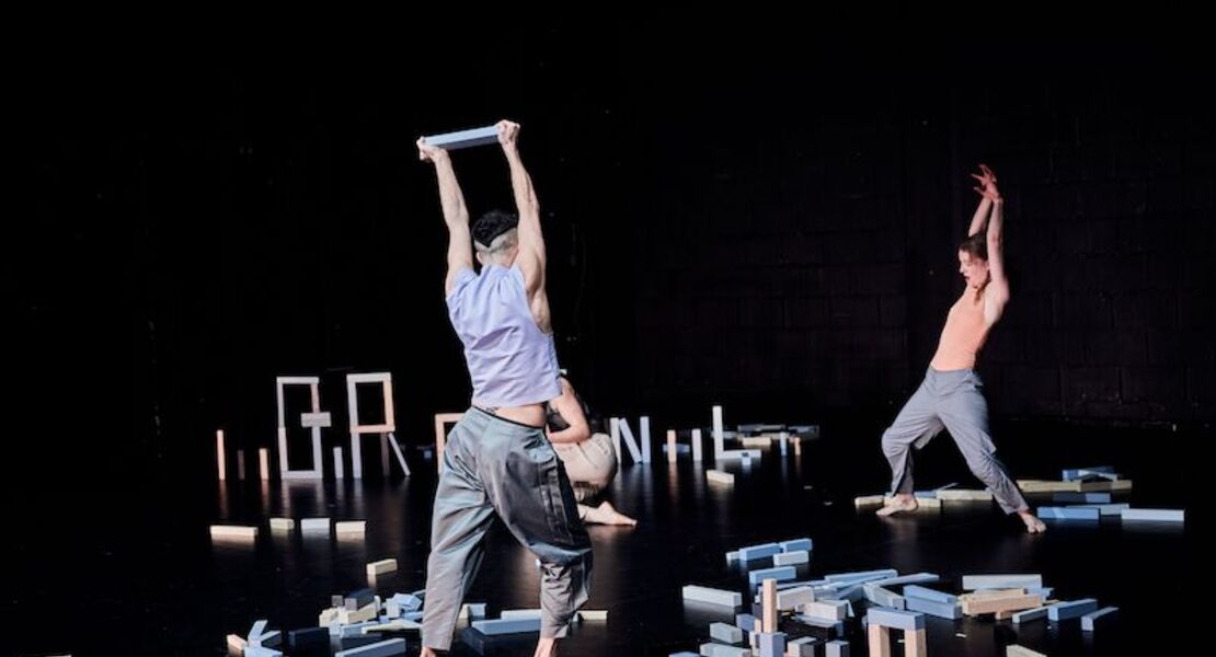 body-that-stands-mit-audiodeskription