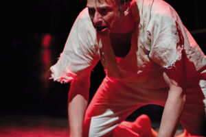 Mit gefesselten Fäusten