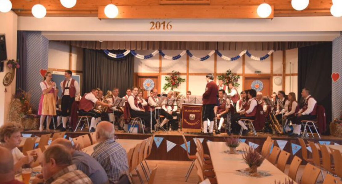 oktoberfest-des-musikvereins-dobel