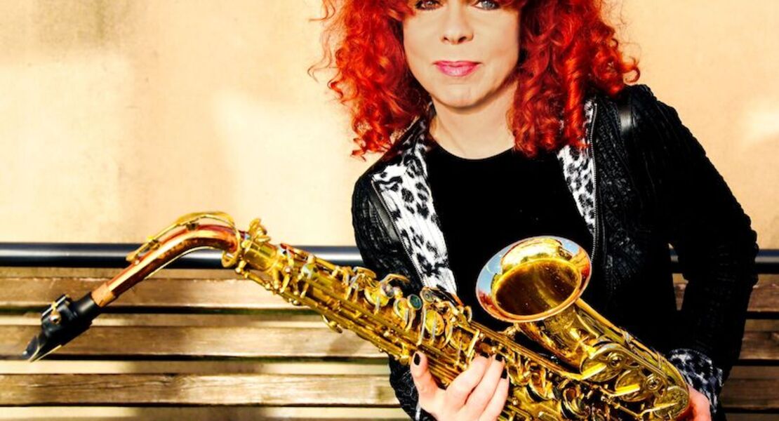 tina-tandler-band-saxophon-im-haus