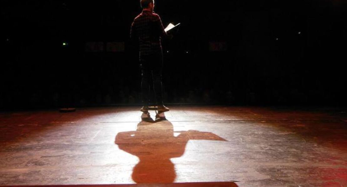 poetry-slam-der-dichter-wettstreit-auf-der-buhne-der-lagerhalle