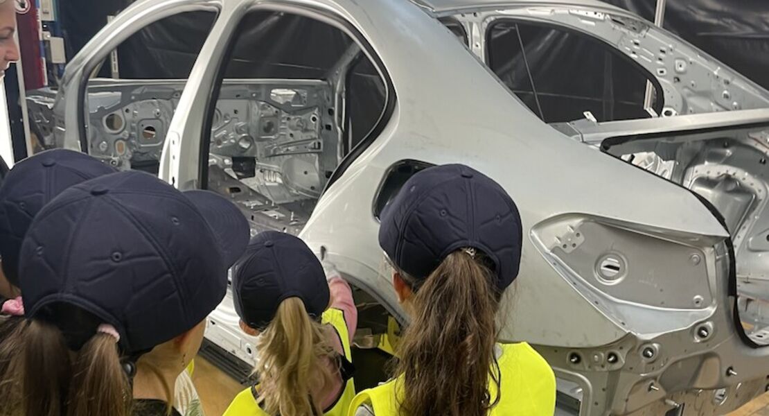 mercedes-benz-kinderferienprogramm-faszination-karosserierohbau-erlebe-wie-autos-entstehen