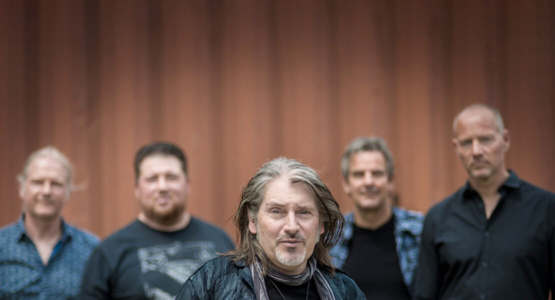 mad-zeppelin-the-song-remains-on-stage